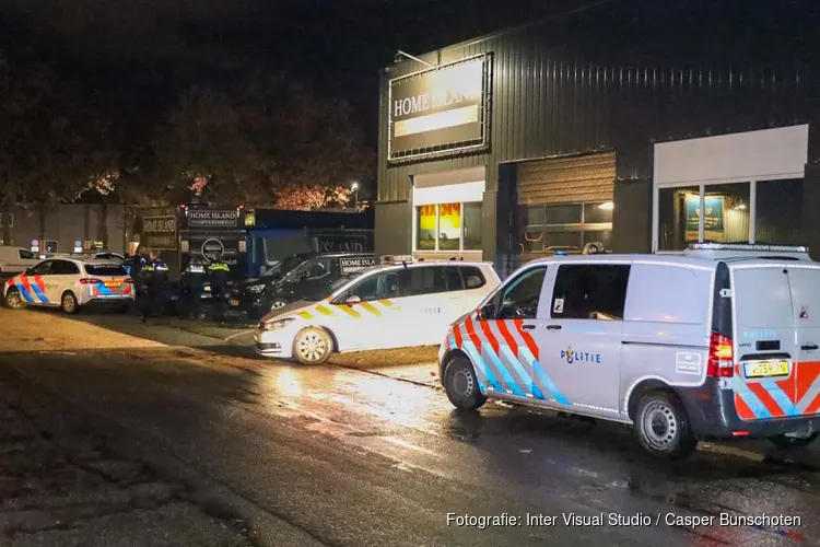 Medewerker meubelzaak in Huizen overvallen