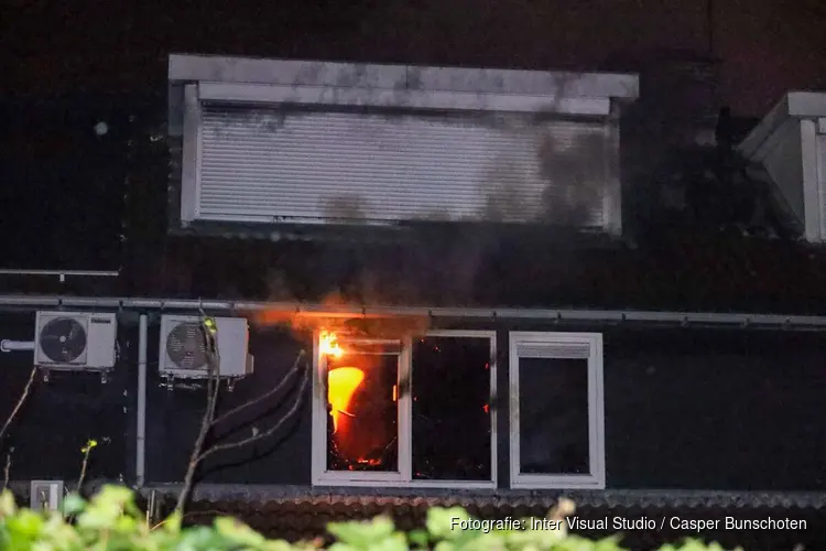 Flinke brand in woning in Huizen