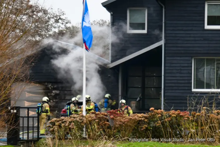 Brand naast woonhuis in Vreeland