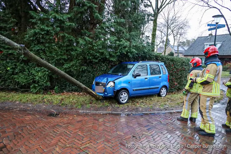 Auto tegen boom gereden in Blaricum