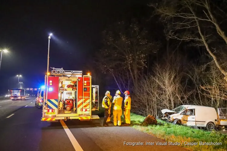 Motor vliegt uit bestelbusje bij ongeluk A1