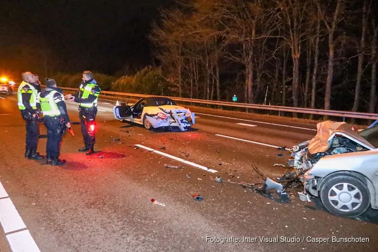 Ernstig ongeval op A1, twee auto's gebotst richting Amsterdam