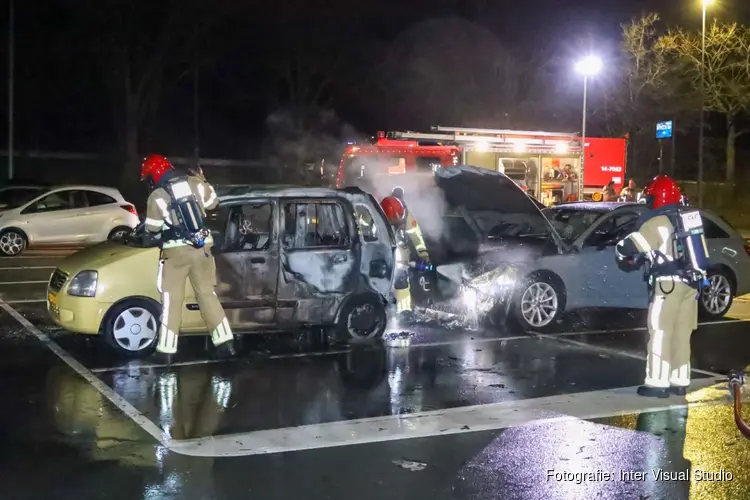 Drie auto's door brand verwoest bij station Bussum-Zuid