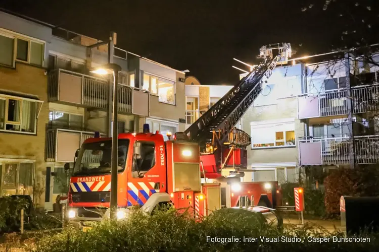 Bouwspullen waaien bijna van dak wooncomplex in Bussum