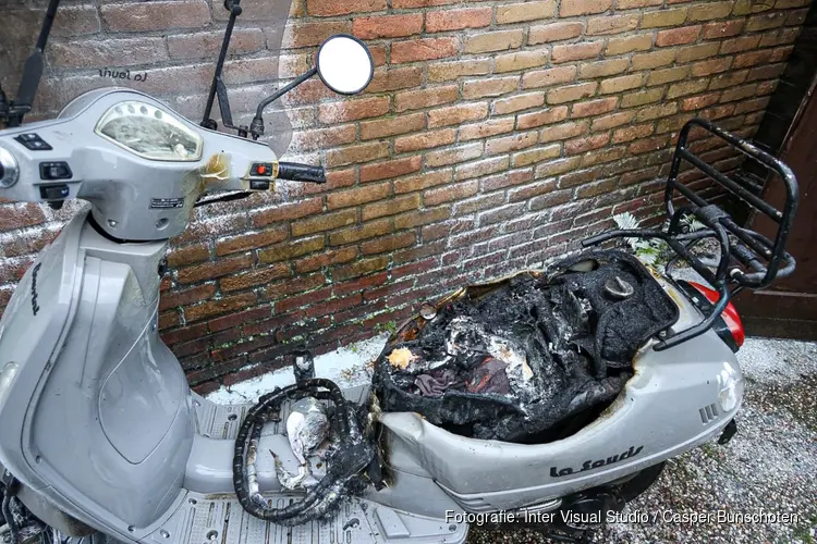 Scooter verwoest door brand in Bussumse achtertuin