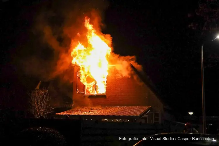 Uitslaande woningbrand in Huizen
