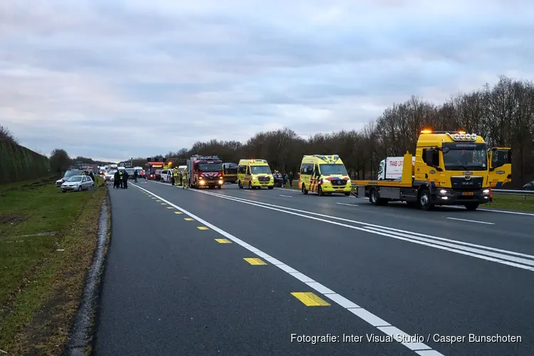 Ongeval met meerdere auto's bij Eemnes, A27 afgesloten