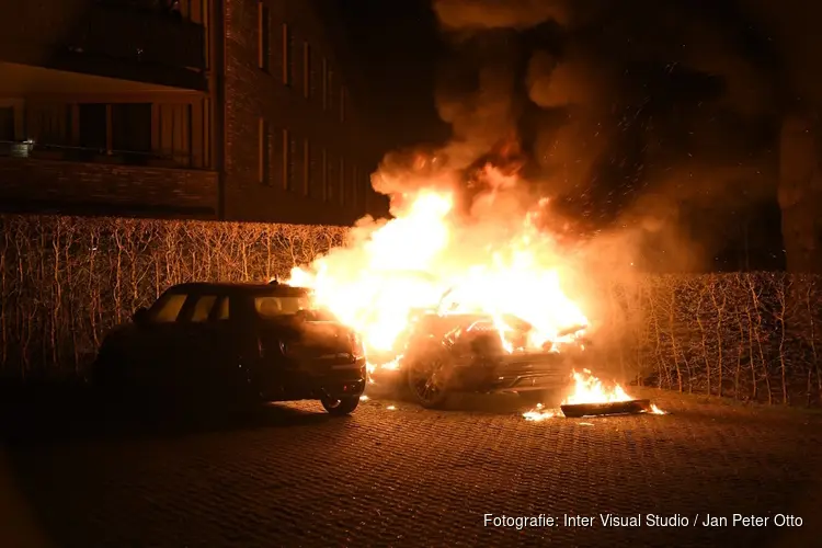 Auto in brand aan Vivaldipark in Hilversum