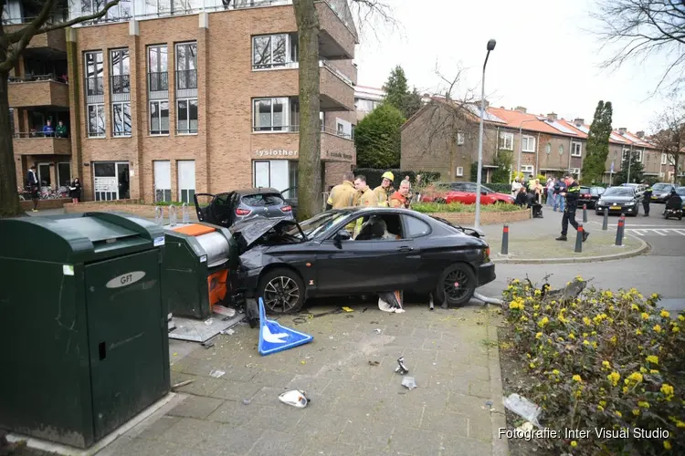 Ongeluk in Hilversum: auto tegen ondergrondse container