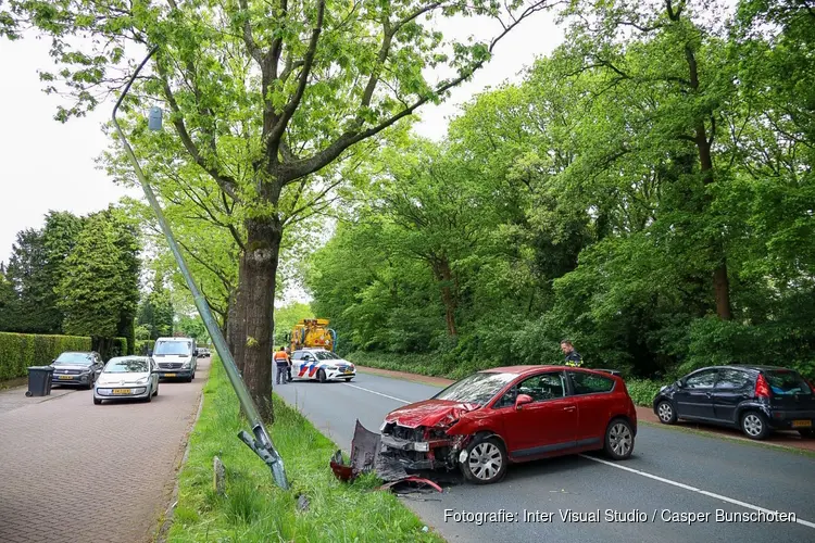 Auto rijdt tegen lantaarnpaal in Huizen