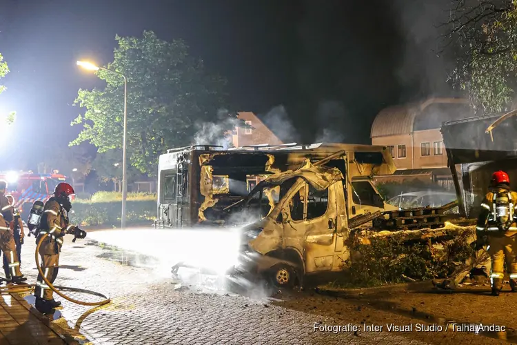 Bestelbus en camper verwoest na brand in Weesp