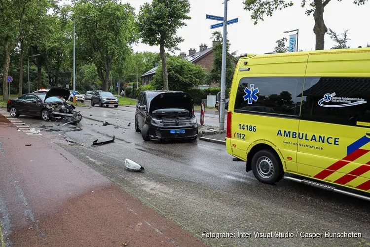 Aanrijding met veel schade op Eemlandweg in Huizen