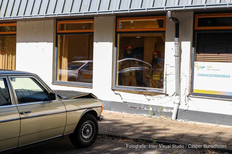 Auto tegen buurthuis gereden in Muiderberg