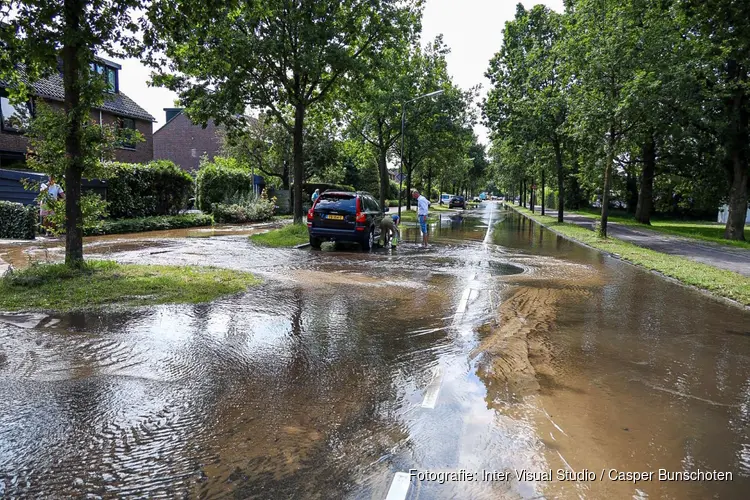 Wateroverlast voor tweede keer in twee jaar in straat in Naarden