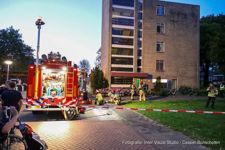 Brand in trappenhuis van flat in Huizen