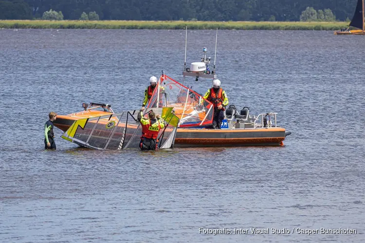 Windsurfers gered van Gooimeer