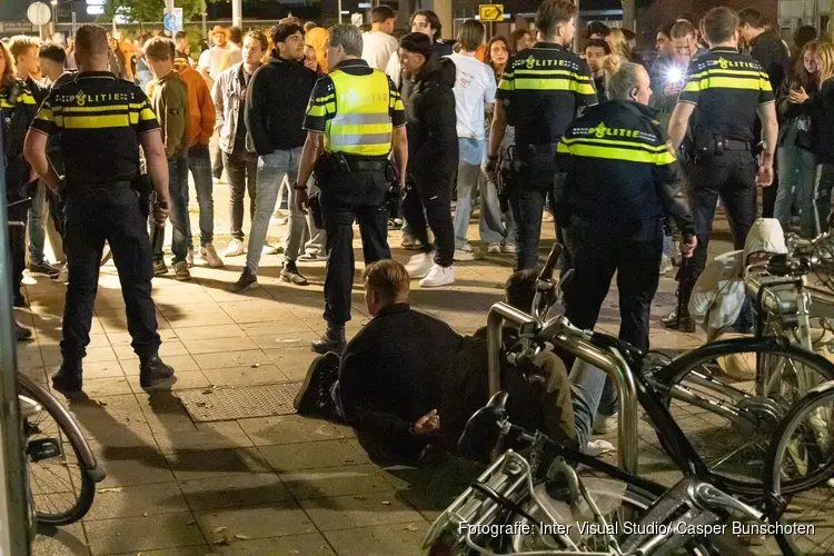 Politie veegt omgeving café in Huizen schoon