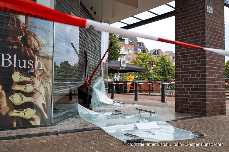 Politie lost waarschuwingsschoten na inbraak bij juwelier in Huizen