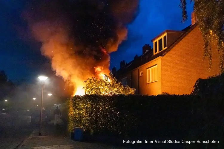 Uitslaande brand in schuur van woning in Huizen