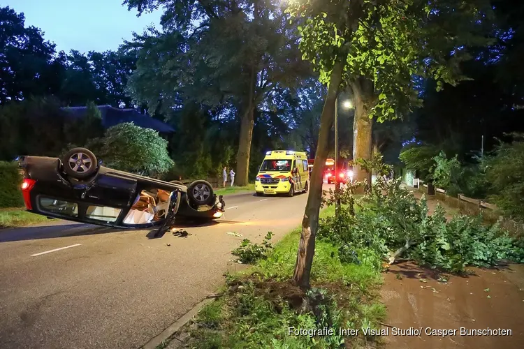 Auto op de kop bij ongeluk in Huizen