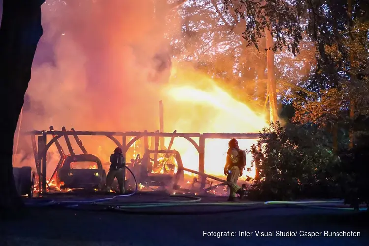 Schuur met twee voertuigen uitgebrand in Naarden