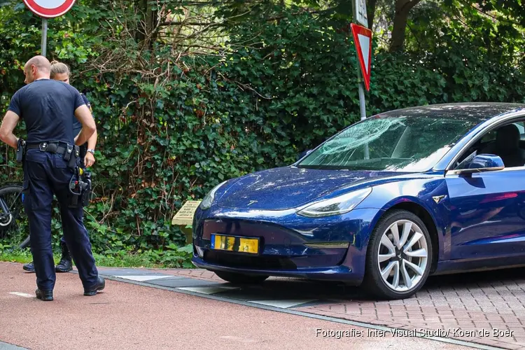 Fietser gewond na aanrijding met auto in Huizen