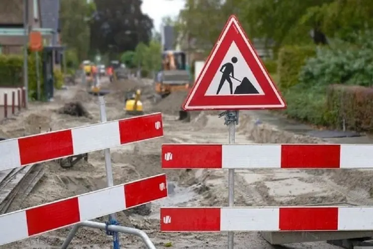 Korte vertraging op Meerstraat in Naarden op 13 augustus 2024