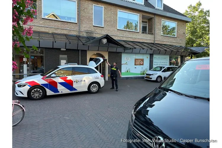 Politieonderzoek in woning Lindenlaan in Huizen