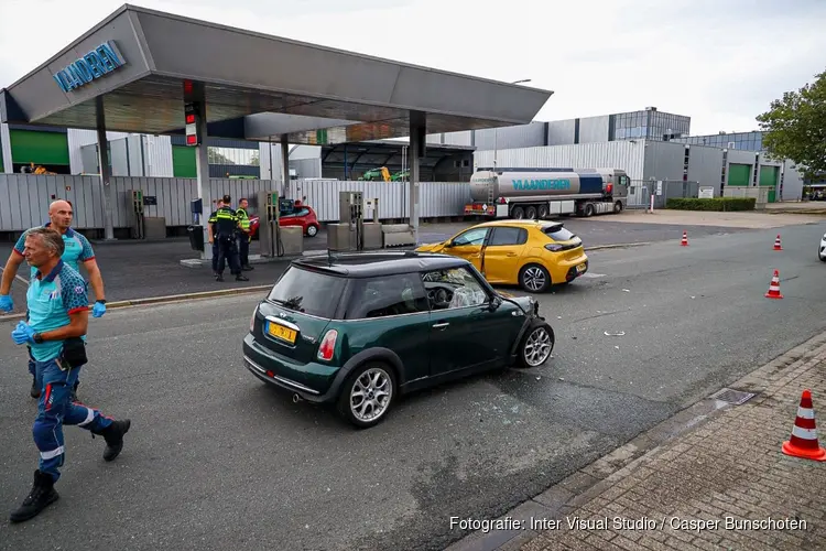 Flinke schade bij botsing in Huizen