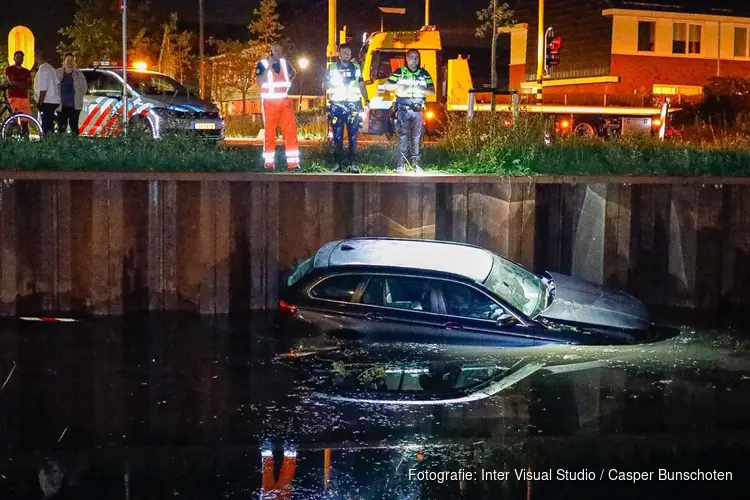 Automobiliste onder invloed rijdt te water in Blaricum