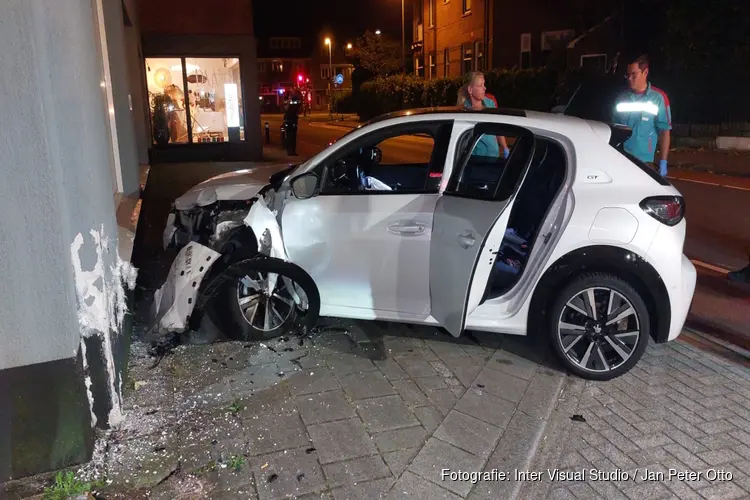 Twee mensen naar ziekenhuis na eenzijdig ongeluk in Bussum