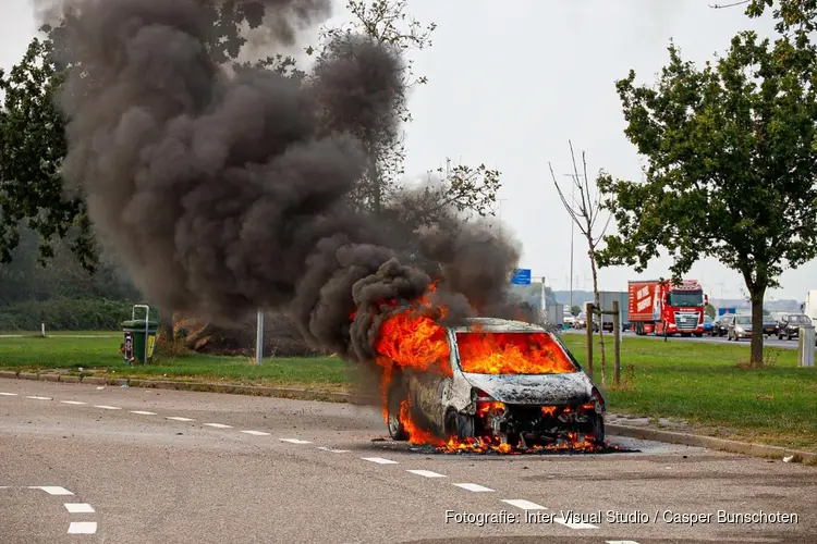 Auto in brand op A1 bij Naarden