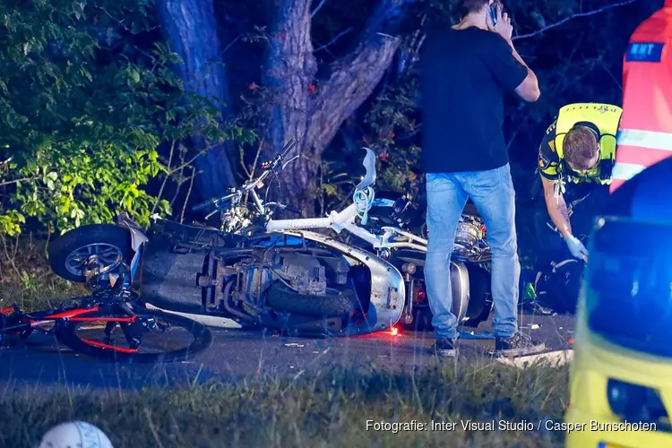 Snorscooter en fietsers botsen op fietspad in Bussum: drie gewonden