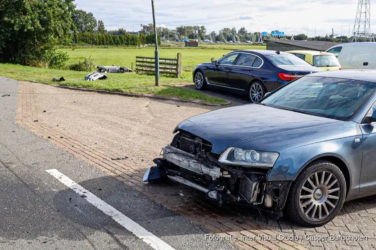 Automobiliste rijdt sloot in na botsing in Muiderberg