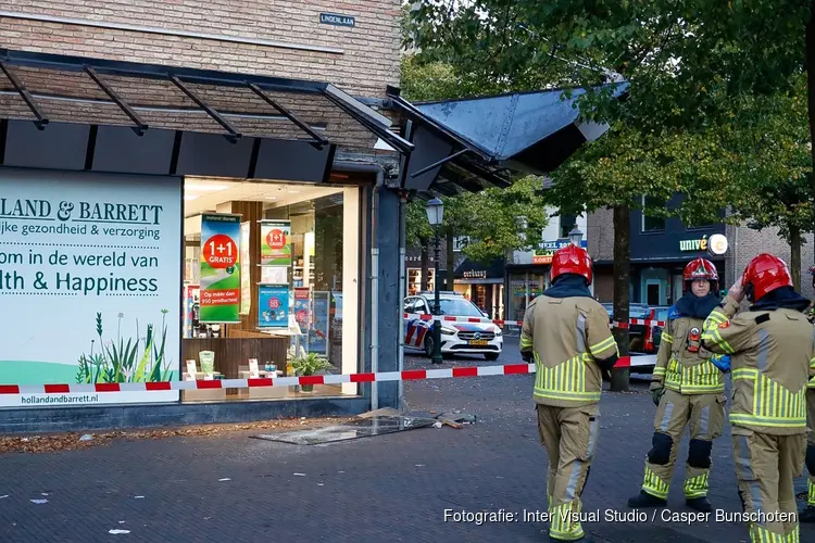 Bakwagen rijdt tegen afdakje winkel in Huizen