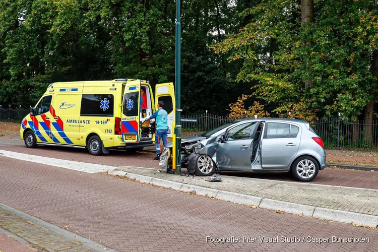 Auto tegen lantaarnpaal in Huizen, bestuurster mogelijk onwel geworden