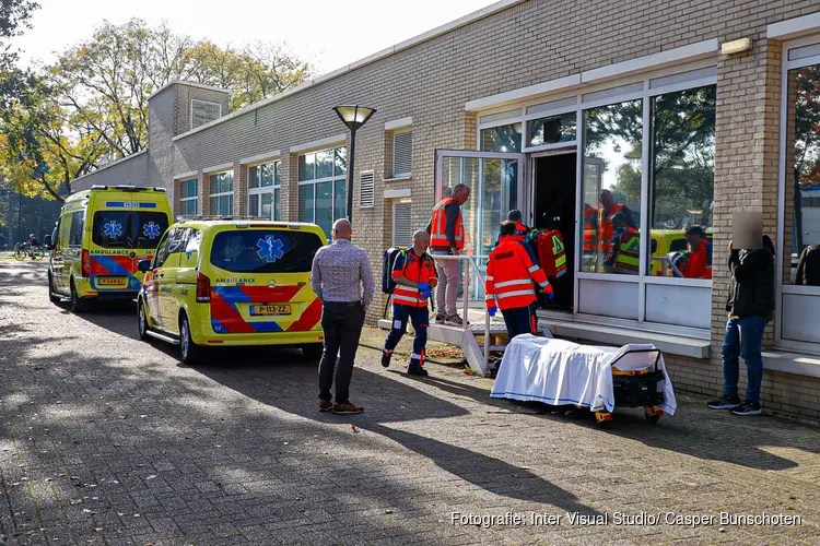 Medewerker komt lelijk ten val in het gemeentehuis van Huizen