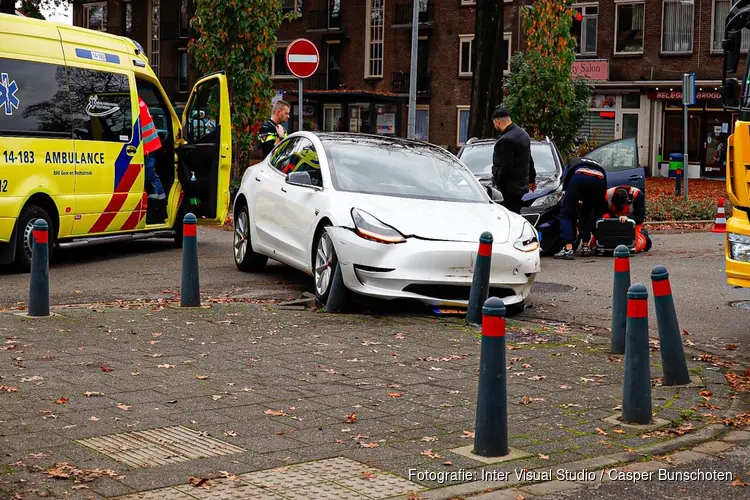 Botsing op kruising Berlagelaan in Hilversum