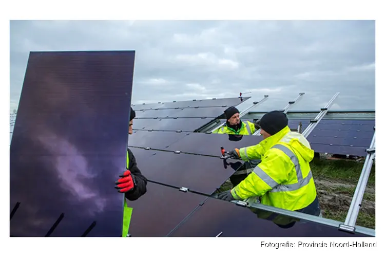 Provincie steunt onderzoek zonneakker langs A1 en A6: stroom voor 3.500 huishoudens