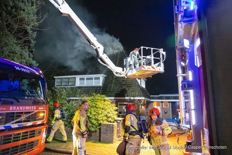 Brand in dak van woning in Huizen