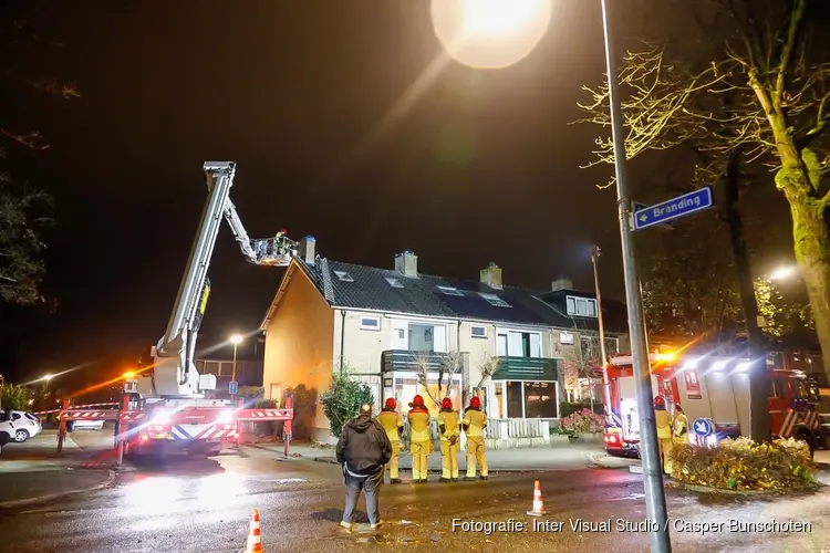 Dakladder hangt los door storm in Huizen