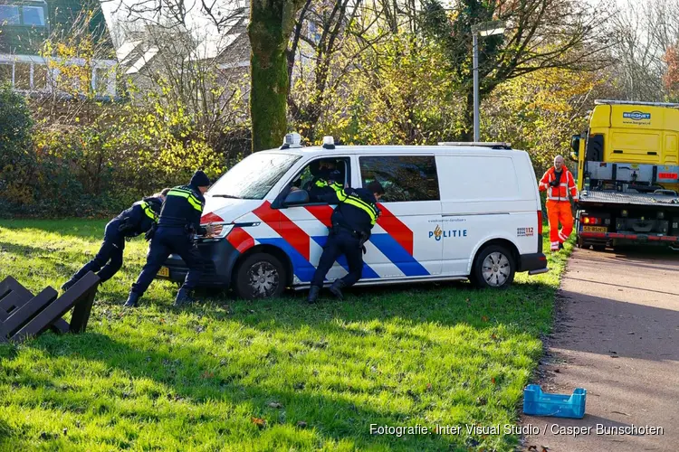 Politiebusje komt vast te zitten tijdens jacht op losgebroken hond