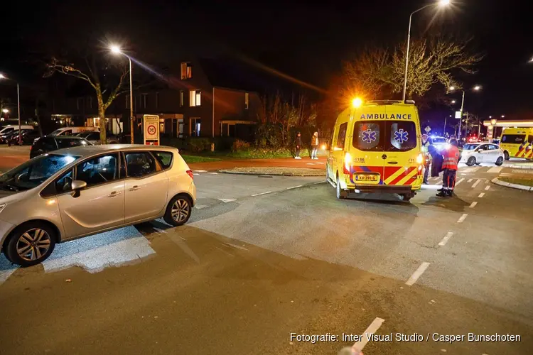 Voetganger loopt hoofdwond op bij aanrijding in Huizen