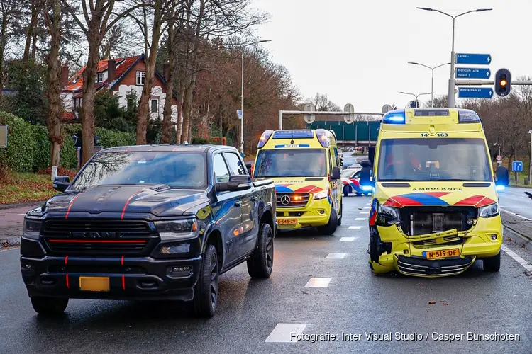 Ambulance zelf betrokken bij ongeluk in Laren