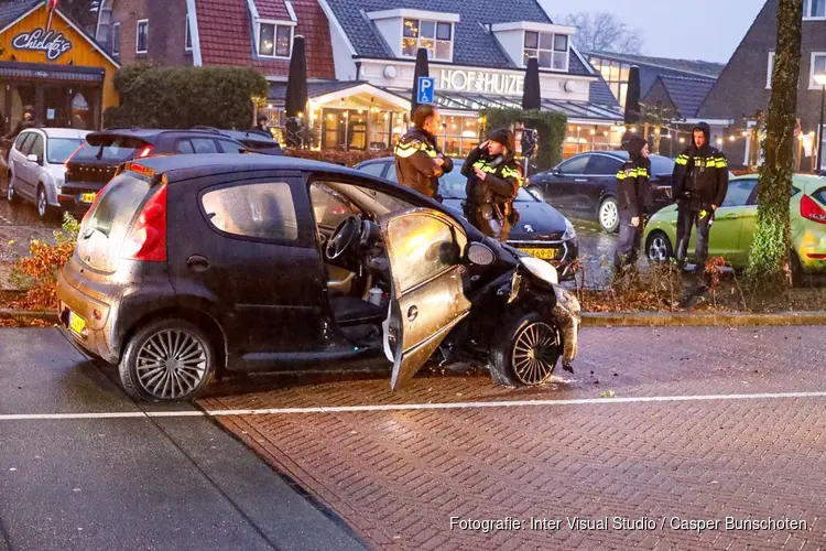 Auto tegen boom gereden in Huizen