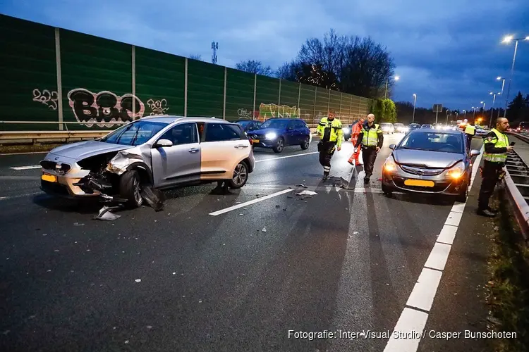 Ongeluk op A1 bij Laren, uur vertraging