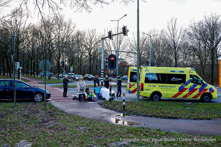 Vrouw aangereden op kruising in Huizen, ambulance pas na drie kwartier ter plaatse