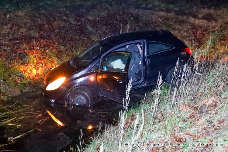 Auto te water gereden in Eemnes