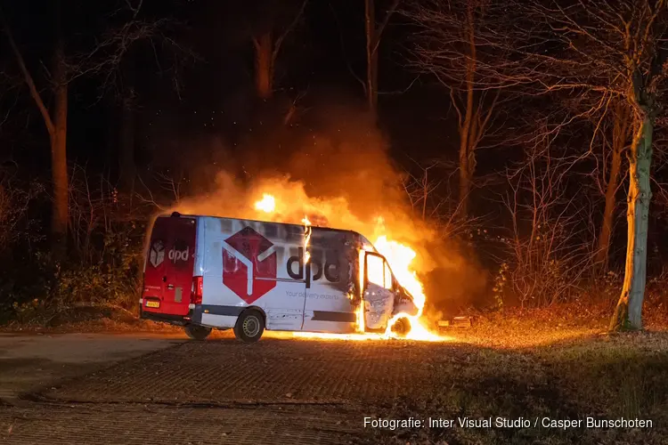 Busje van pakketbezorger uitgebrand in Stadspark Huizen