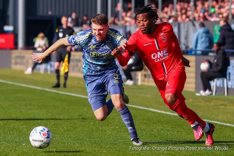 Ajax loopt verder uit na nipte zege op Almere City FC